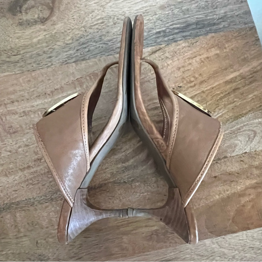 Tory Burch Tan Kitten Heel Sandal Gold Logo Size 8M - Picture 8 of 16